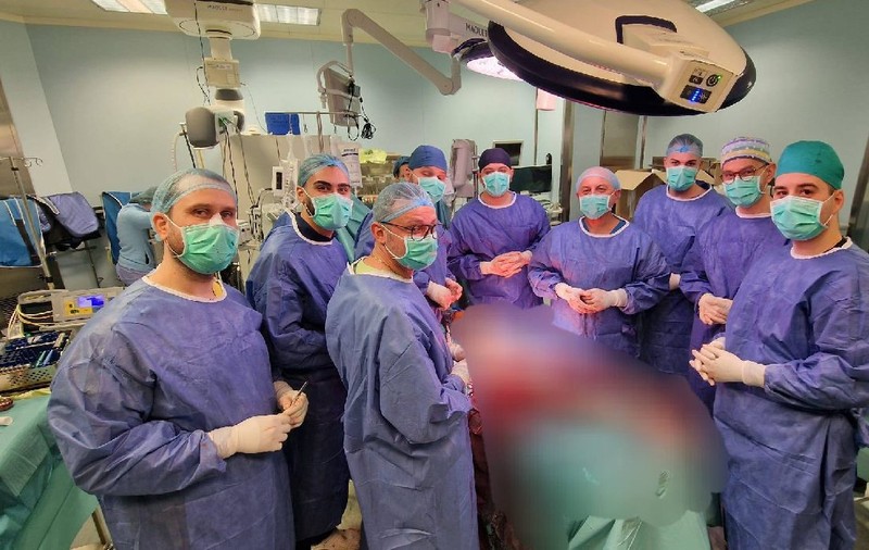 Piciorul unui tânăr, salvat de medicii de la Spitalul Universitar de Urgență București printr-o operație rară care înlocuiește tot femurul