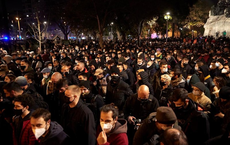 Arestări și răniți, în a treia zi de manifestații în Spania, după ce un rapper devenit simbol al libertății de exprimare a fost condamnat la închisoare