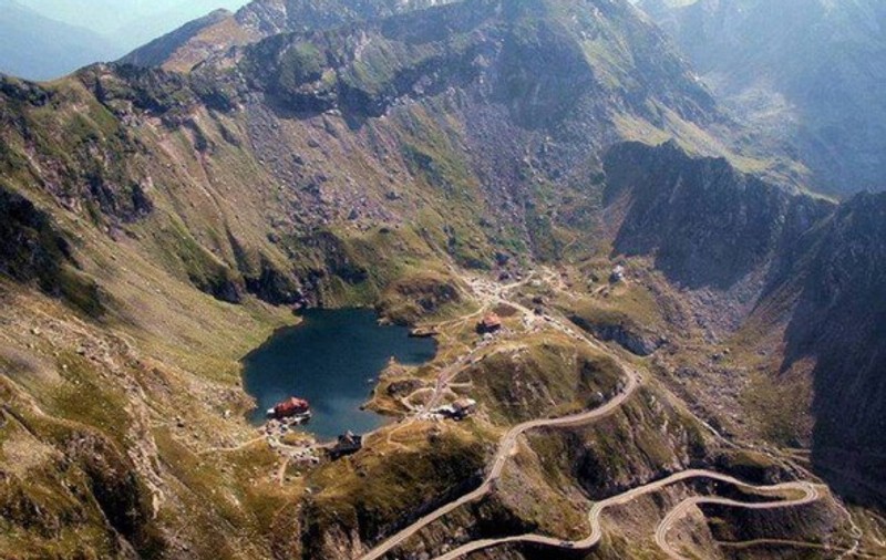 Tragedie pe Transfăgărăşan. Bicicilist transportat la spital cu un elicopter SMURD, după ce s-a accidentat grav