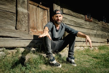 Victor Canache spune că mulți părinți probabil nu realizează că varianta poveștii pe care o citesc acum este mai îmblânzită decât varianta pe care o știau ei de când erau copii. Foto: Eli Driu / Libertatea