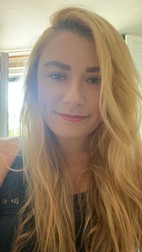 Alexandra spune că formarea educațională din România a ajutat-o foarte mult în Marea Britanie. Sursa foto: Arhiva personală