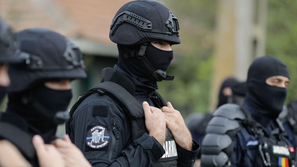 Detalii cu brigada antiteroristă a jandarmilor români., Sursa foto: Profimedia