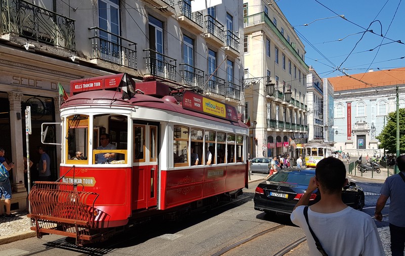 VIDEO/Ce are Lisabona și nu are Bucureștiul la transportul public. Aer condiționat, curățenie până la miros de parfum, dar și prețuri mult mai mari