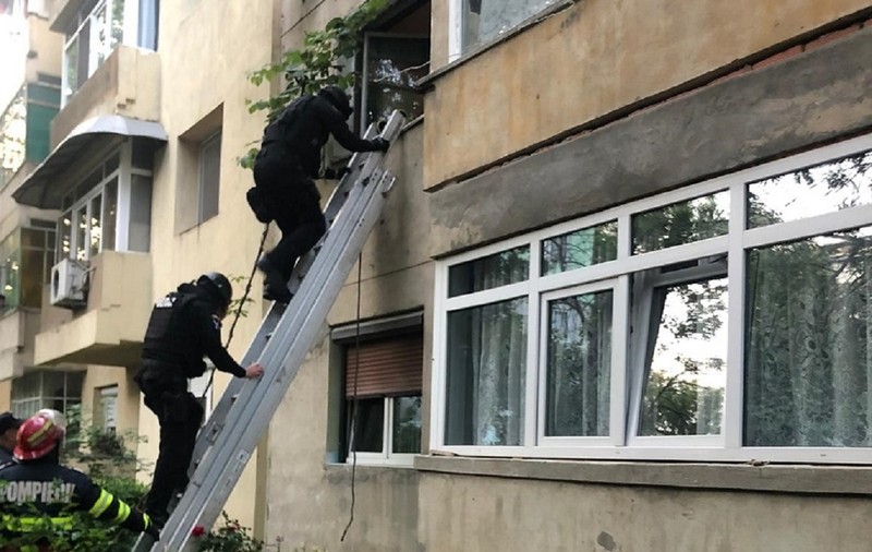 Două femei, sechestrate într-un apartament din Craiova. „Nu mai ieșiți vii”. Mascații au intrat pe geam să le salveze