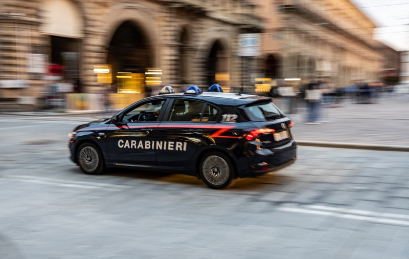 O româncă, bunică la 30 de ani, și-a răpit nepoata nou-născută dintr-un spital din Caserta. A fost urmărită ca-n filme de polițiști