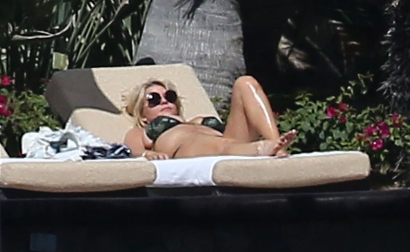 Exclusive... 51949724 Actress Jessica Simpson, her husband Eric Johnson, her sister Ashlee Simpson and her husband Evan Ross enjoying a day poolside while on vacation in Cabo San Lucas, Mexico on January 17, 2016. Jessica soaked up the sun and showed off her sexy bikini body. Eric enjoyed playing beer pong with friends before doing a cannonball into the pool Evan served everyone drinks while Ashlee took care of their daughter Jagger. FameFlynet, Inc - Beverly Hills, CA, USA - +1 (310) 505-9876