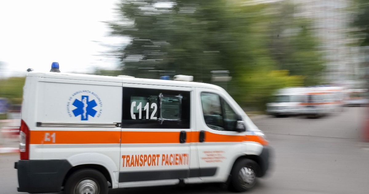 În imagine este ilustrată o ambulanță care se află în mișcare