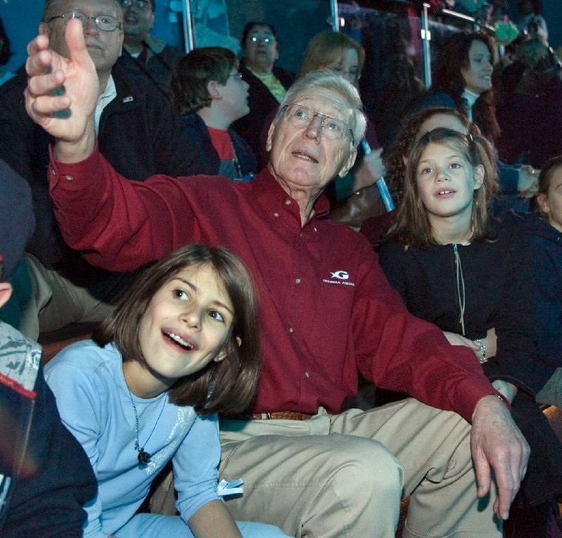 Bernie Marcus, în 2005, alături de fiicele sale, Alexandra (stânga) și Catherine (dreapta). FOTO: EPA
