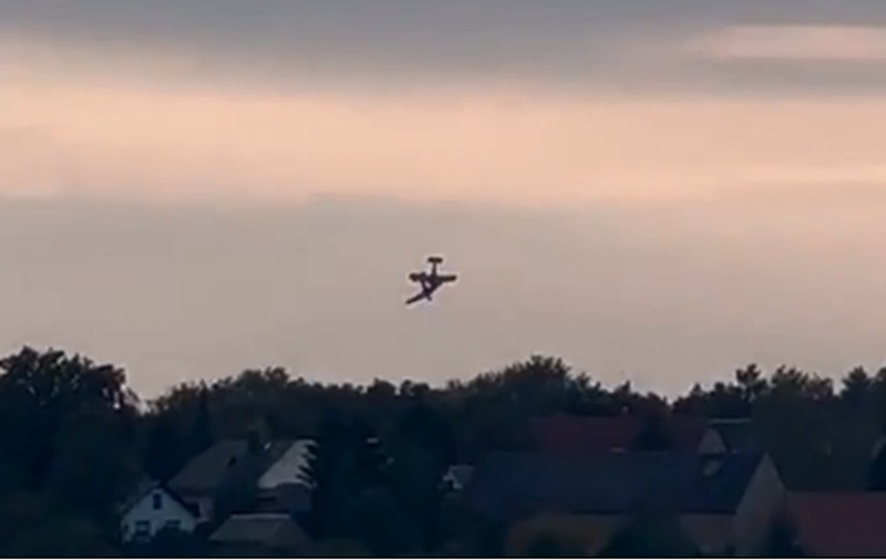 Momentul în care două avioane de acrobație se ciocnesc în aer și se prăbușesc, în Germania. Cei doi piloți au murit