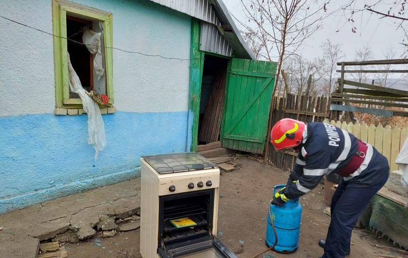 Un vasluian a ajuns la spital, iar casa i-a luat foc, după ce a verificat butelia cu o flacără deschisă