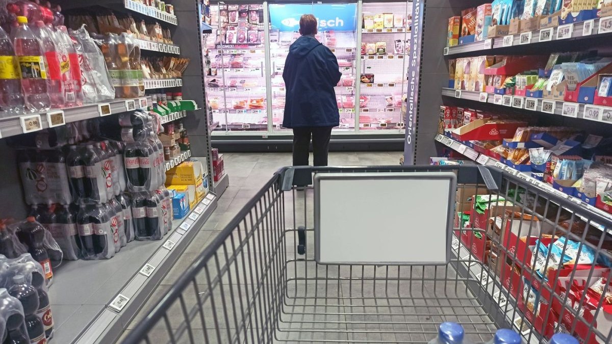 Un bărbat se uită la un raft cu produse într-un supermarket. Foto: Profimedia Images