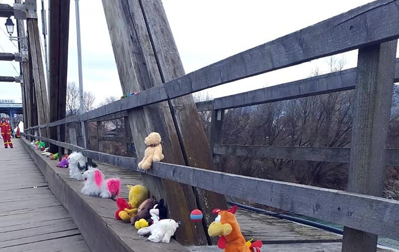 Podul de la Sighet, care face legătura dintre România şi Ucraina, a devenit „podul jucăriilor” pentru copiii refugiați