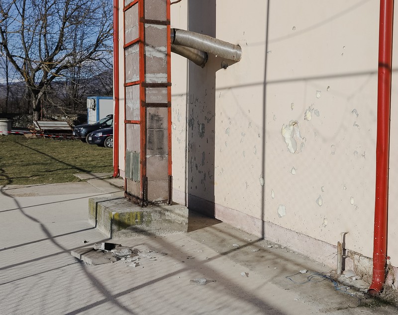 ȚARA LUCRULUI DEGEABA. O școală din Gorj, renovată în 2011, afectată sever de cutremurele recente. Se discută demolarea