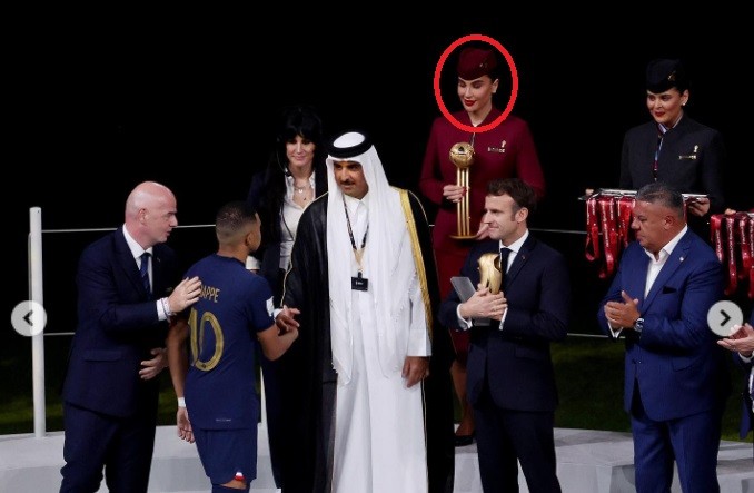 Adriana Paul a ținut trofeul înainte ca acesta să-i fie oferit lui Messi. Foto captură video TVR
