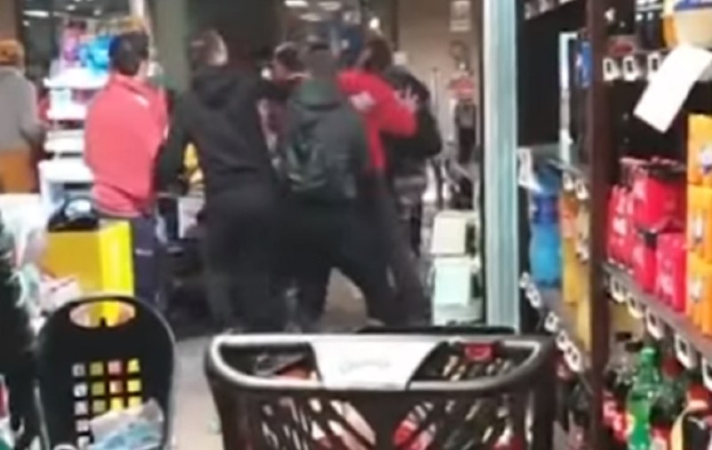 VIDEO / Bătaie într-un supermarket din Napoli, din cauza măsurilor impuse de autorități