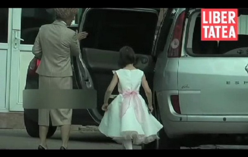 Ce rochie frumoasă a purtat Maia, fetiţa lui Teo, la nunta mamei sale | VIDEO