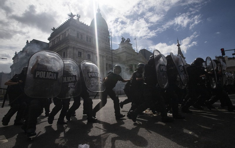 Noul guvern argentinian promite răspunsuri dure la proteste, după devalorizarea monedei naționale. „Închisoare sau glonț”