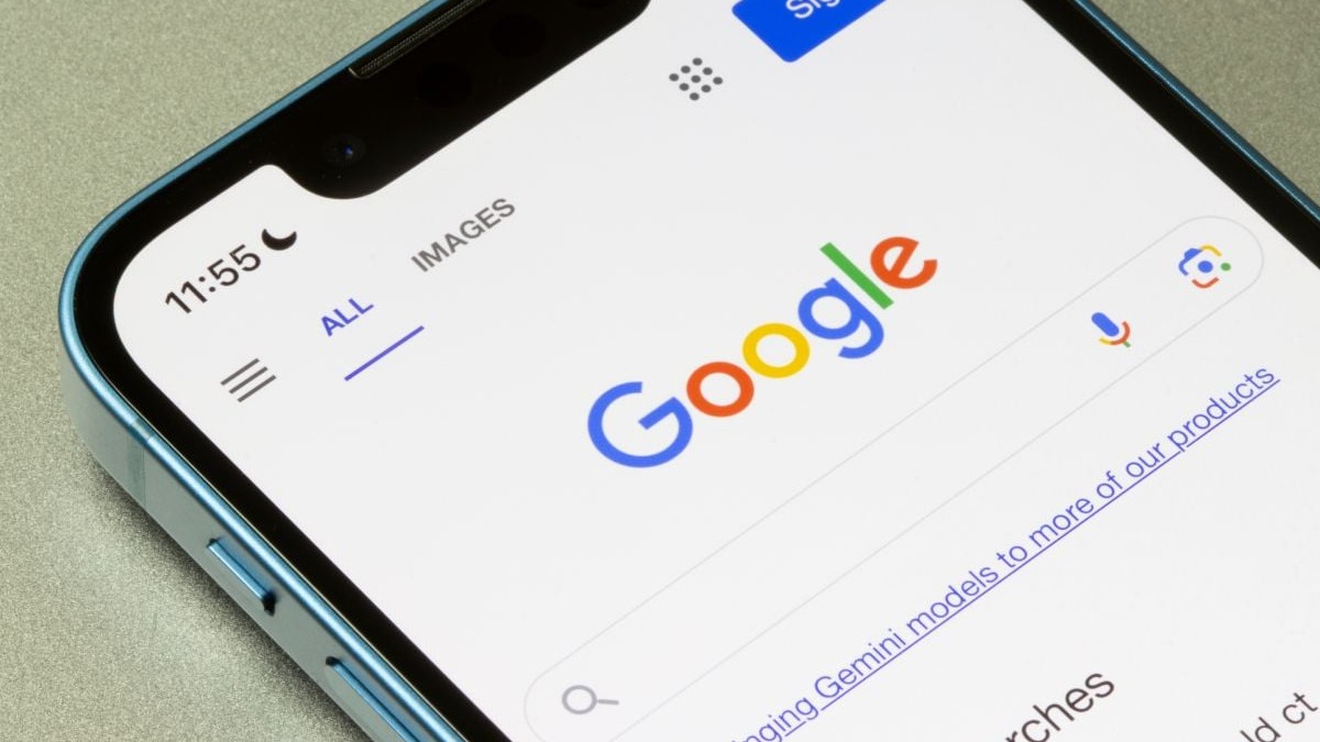 Smartphone deschis cu motorul de căutare Google pe display, pe o masă