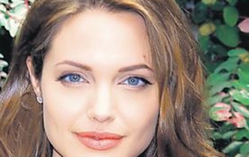 Ce bărbat frumos e Angelina Jolie!