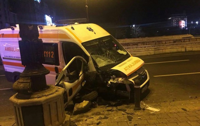 Ambulanță lovită de un BMW, în Piața Unirii din Capitală. Avea semnalele luminoase şi acustice în funcţiune