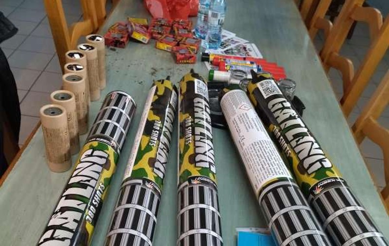 Jandarmii au descoperit materiale pirotehnice ascunse de suporteri într-o groapă săpată pe stadionul din Hunedoara