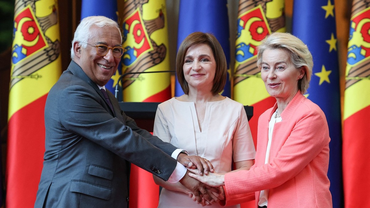 Maia Sandu (în centru), Antonio Costa (stânga) și Ursula von der Leyen, la primul Summit UE-Republica Moldova Foto: Profimedia