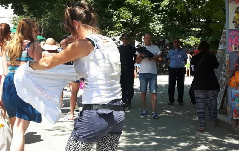 Protest extrem la Eforie Nord! O femeie amenință că își dă foc dacă i se mută taraba