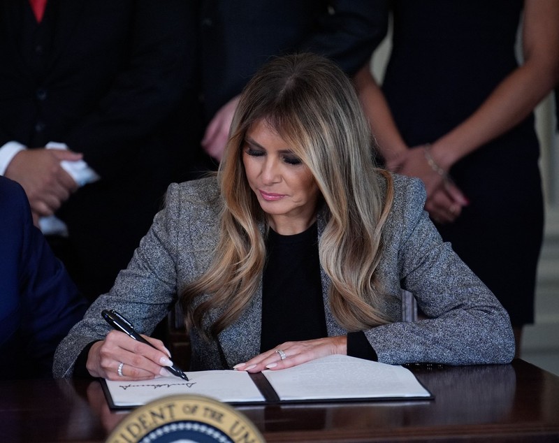 Melania Trump a semnat un ordin executiv alături de Donald Trump