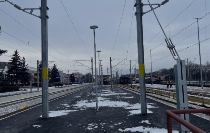 Gara din Brașov, după modernizare: „balustradă de coteț” și stâlpi în calea călătorilor