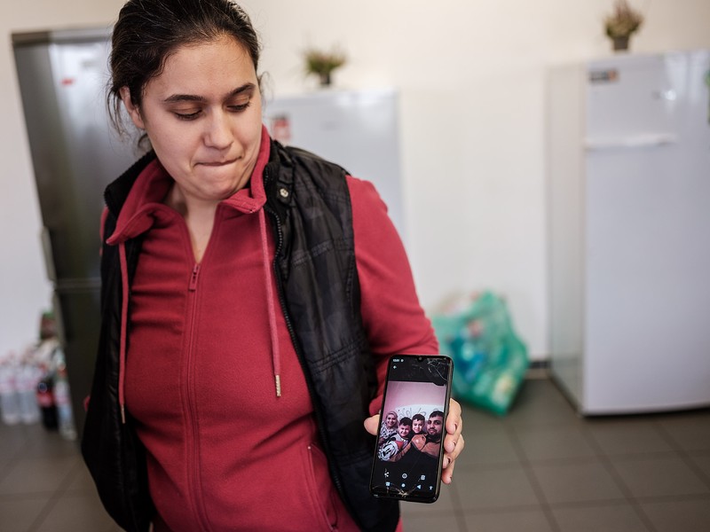 Stana, muncitoare sezonieră la ferma Höfler Gemüse din Nürnberg, ne arată o fotografie cu copiii ei, care cresc în România cu bunicii