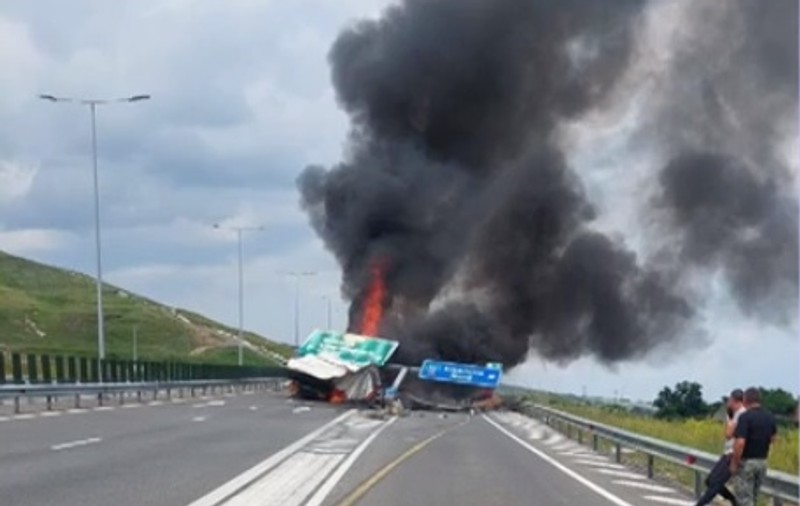 Un TIR a ars ca o torță pe Autostrada Sebeş-Turda, după ce a lovit un parapet și un indicator rutier. VIDEO