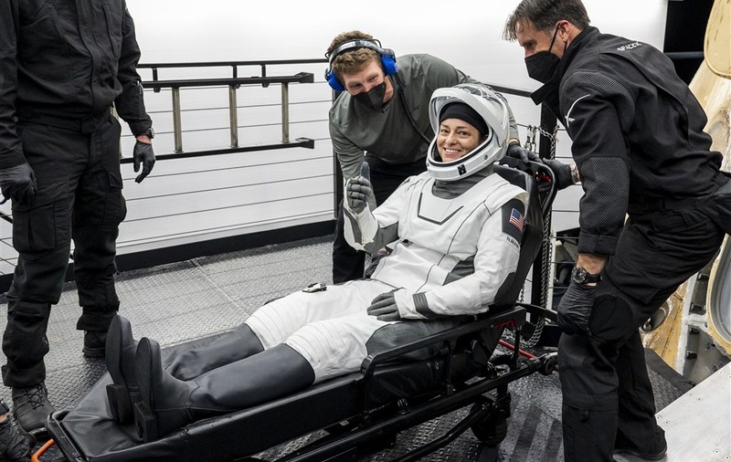 Momentul în care echipajul Crew Dragon al navetei spațiale SpaceX aterizează pe Pământ. VIDEO