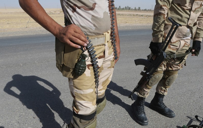 Armata irakiană a oferit alimente şi arme luptătorilor din organizaţia teroristă ISIS. Motivul este incredibil! 