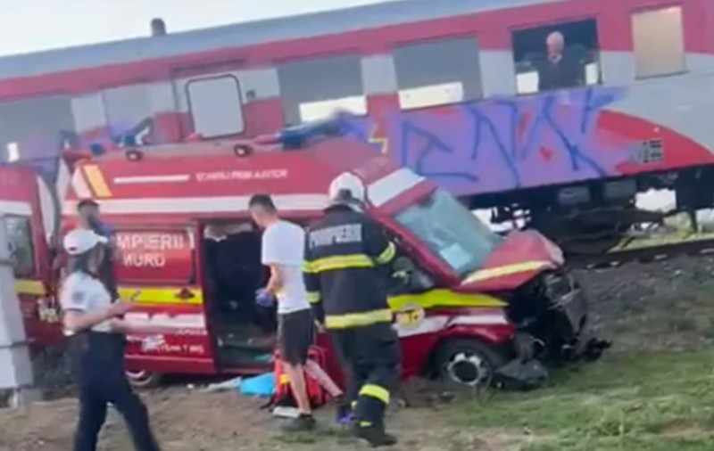 O ambulanță aflată în misiune, care ducea pacientul la spital, a fost lovită de tren în Timiș: 4 oameni au fost răniți