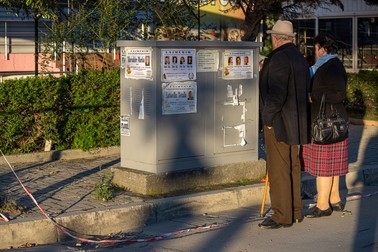 Pe stâlpi și pe fațadele clădirilor au fost lipite anunțuri mortuare cu numele și fotografiile celor care au murit în timpul cutremurului