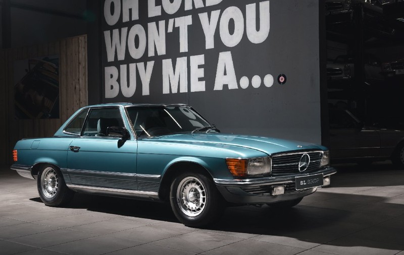 Un Mercedes 500 SL din 1982, care n-a circulat niciodată și n-a fost înmatriculat după ce a fost cumpărat, a fost descoperit ascuns și în stare impecabilă