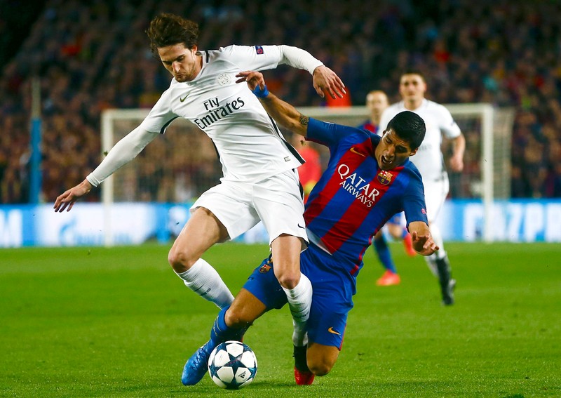 epa05837286 FC Barcelona's Uruguayan striker Luis Suarez (R) vies for the ball with midfielder Adrien Rabiot of Paris Saint-Germain during the UEFA Champions League Round of 16, second leg soccer match between FC Barcelona and Paris Saint-Germain at Camp Nou stadium in Barcelona, Spain, 08 March 2017. EPA/QUIQUE GARCIA