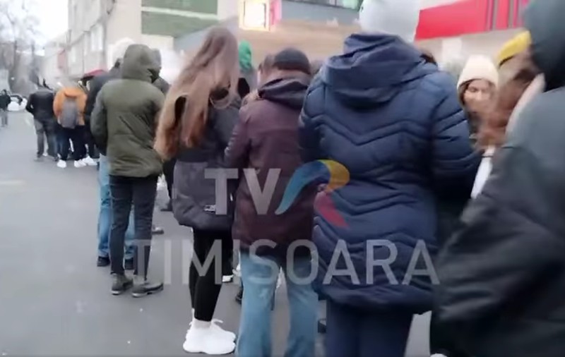 Clătite gratis în Timișoara. Sute de oameni au stat la coadă