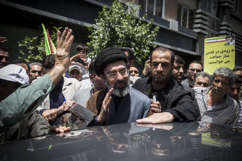 Mojtaba Khamenei, în centrul imaginii, salută oamenii la capătul unui marș antiisraelian Foto: Profimedia