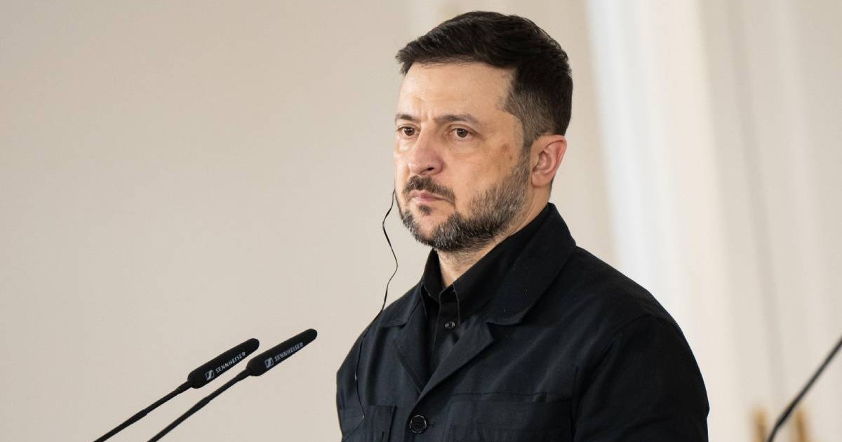 Președintele Ucrainei, Volodimir Zelenski, ganditor, imbracat în negru, în timpul întâlnirii cu președintele Guvernului, Pedro Sanchez, la Palatul Moncloa, pe 18 noiembrie 2025, la Madrid, Spania.