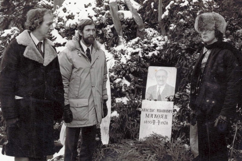 Philip Brown, în centru, în cimitirul Novodevichy din Moscova alături de doi jurnaliști americani, la mormântul ministrului afacerilor externe - Anastas Mikoyan, care a murit în 1978