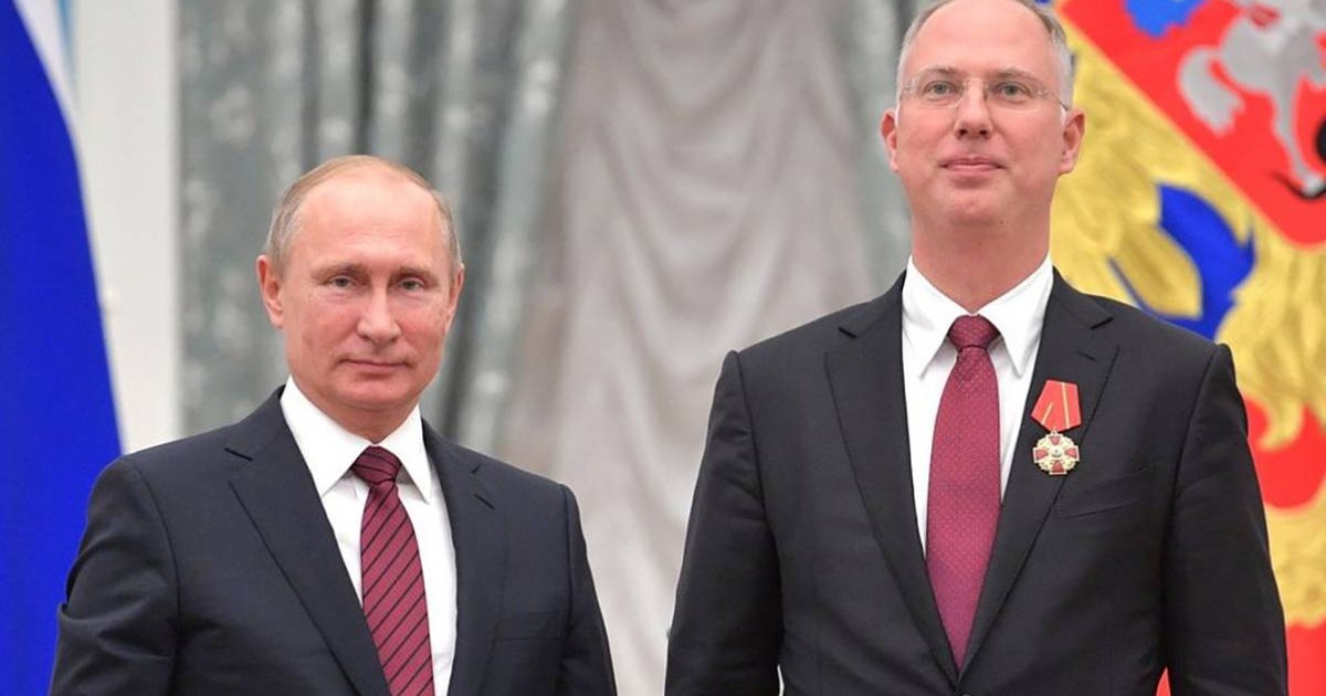 In imagine președintele Rusiei, Vladimir Putin, stanga, in sacou negru, camasa alba, cravata grena, alaturi de apropiatul sau, Kirill Dmitriev, reprezentant special al preşedintelui Rusiei pentru investiţii şi cooperare economică cu ţările străine, dreapta, in sacou negru, camasa alba si cravata grena