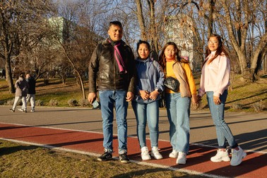 Prem cu soția sa și alte prietene au ieșit la plimbare pe un 1 ianuarie de primăvară