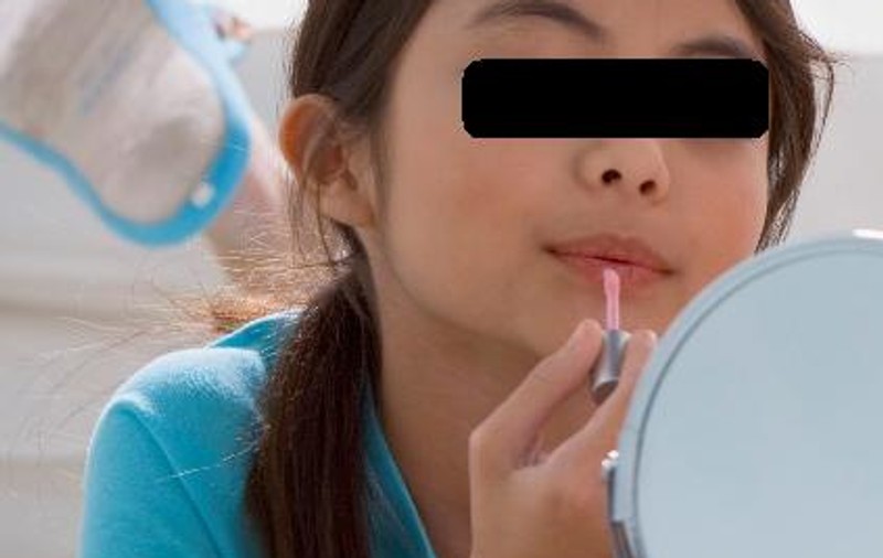 Şocant! O fetiţă de numai 7 ani, nevoită să lucreze ca dansatoare într-un club de noapte