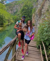 La munte, alături de cei doi patrupezi ai familiei
