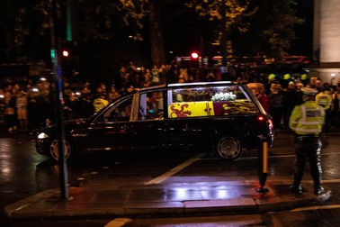 Spectatorii privesc cum mașina funerară care transportă sicriul reginei Elisabeta a II-a trece pe lângă Marble Arch, în centrul Londrei | Foto: Profimedia Images