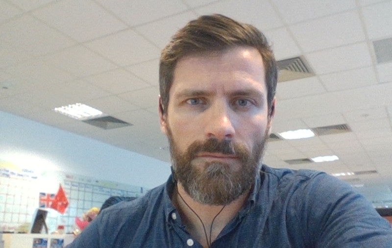 Actor de reclame, arestat preventiv pentru viol. Una dintre victime a fost agresată în liftul unui bloc din Capitală