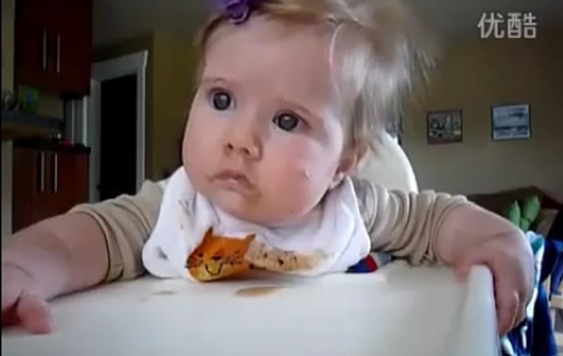 ADORABIL! Uite cum reacţionează un BEBE atunci când nu este lăsat să doarmă | VIDEO