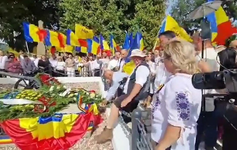 Fotograful lui George Simion s-a urcat pe mormântul lui Avram Iancu pentru a-i face poze liderului AUR, la Țebea