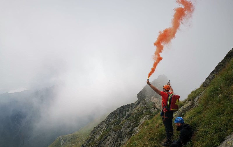 Turist de 38 de ani preluat de un elicopter SMURD din Munții Făgăraș, după intervenția salvamontiștilor